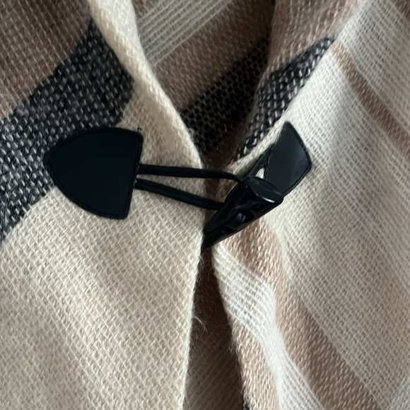 West loop women’s plaid poncho shawl scarf,  toggle closure nwt - Picture 2 of 10